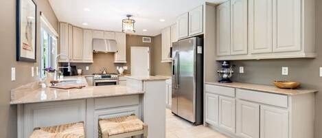 ثلاجة، ميكروويف، فرن، موقد طهي مسطح