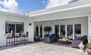 Terrace/patio - Southern Breeze - Renovated Mid-Century Oasis Near Intracoastal (West Palm Beach)
