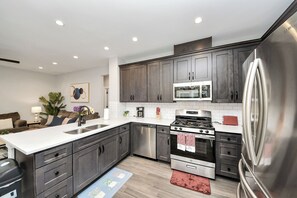 Refrigerador, microondas, horno y parrilla de estufa
