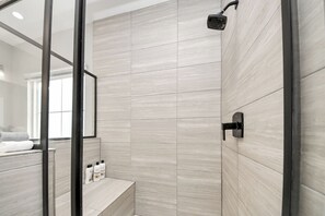 Shower, jetted tub, hair dryer, towels - Cozy Paradise W/ Gameroom - Sleeps 8 - King Bed (Sugar Land)