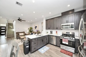 Fridge, microwave, oven, stovetop - Cozy Paradise W/ Gameroom - Sleeps 8 - King Bed (Sugar Land)