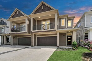 Exterior - Cozy Paradise W/ Gameroom - Sleeps 8 - King Bed (Sugar Land)