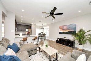 Smart TV, table football, ping pong, stereo