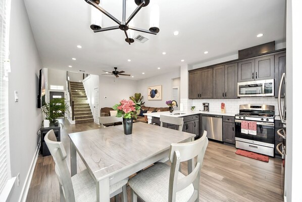 Fridge, microwave, oven, stovetop - Cozy Paradise W/ Gameroom - Sleeps 8 - King Bed (Sugar Land)