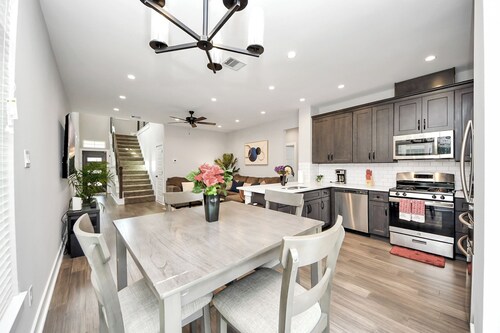 Cozy Paradise W/ Gameroom - Sleeps 8 - King Bed