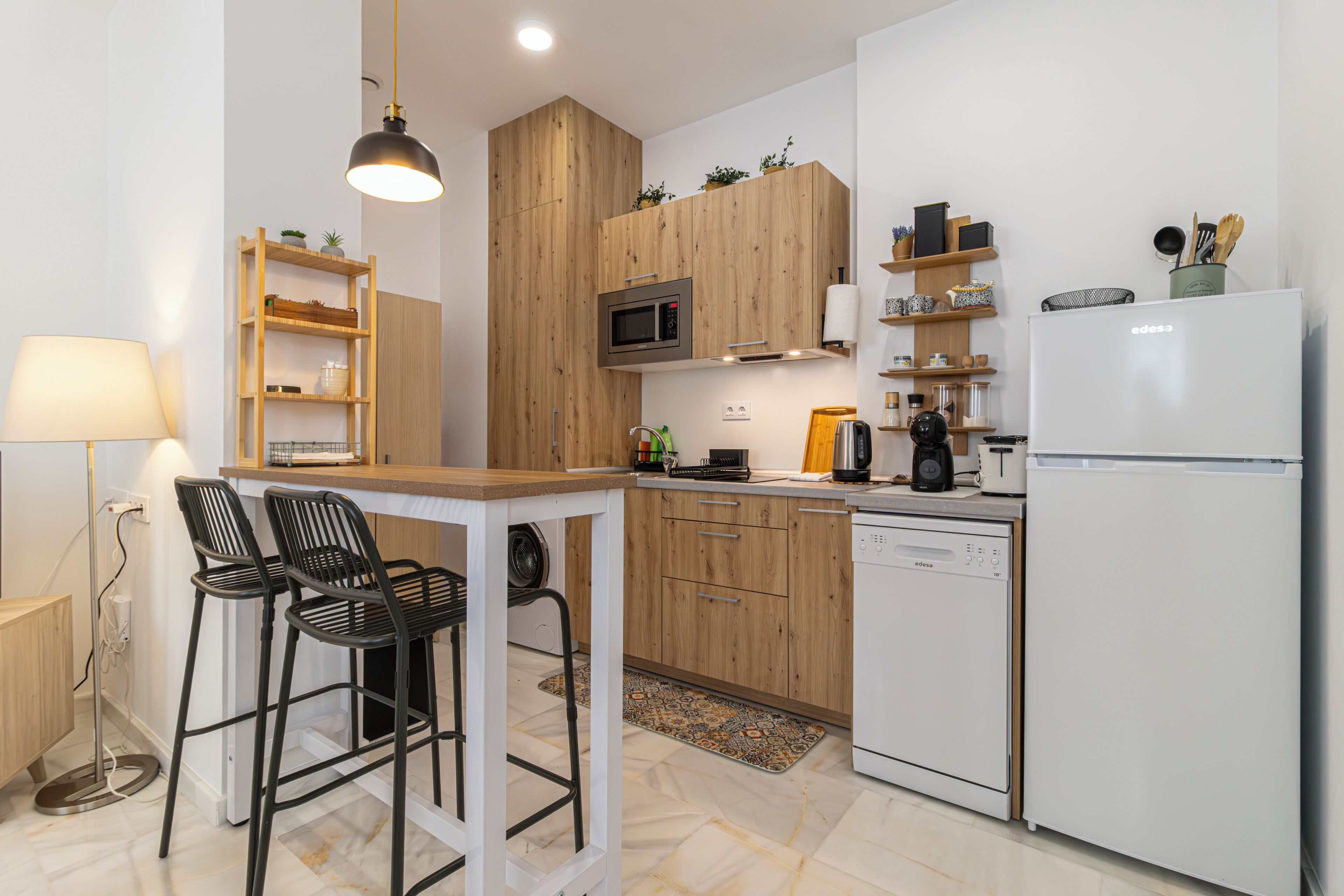 Coffee/tea maker, fridge, microwave, stovetop