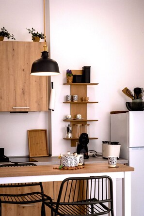 Kühlschrank, Mikrowelle, Herdplatte, Geschirrspüler