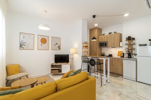 Eine moderne Küche mit Holzausstattung, einer Mikrowelle und einem Geschirrspüler.