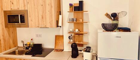 Fridge, microwave, stovetop, dishwasher