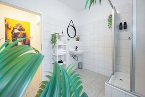 Een douche, een haardroger, handdoeken