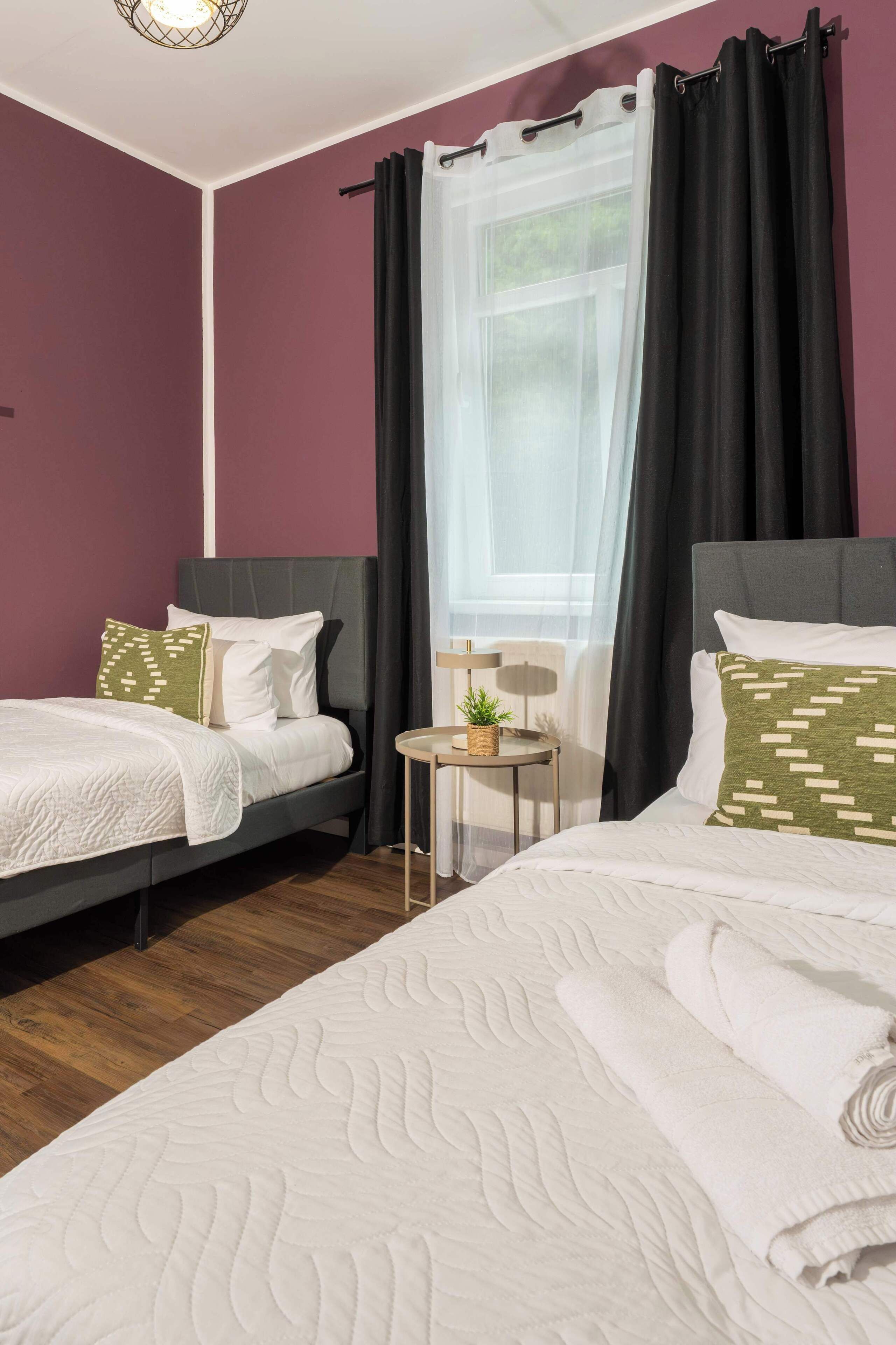 6 bedrooms, desk, WiFi, bed sheets