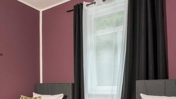 6 bedrooms, desk, WiFi, bed sheets
