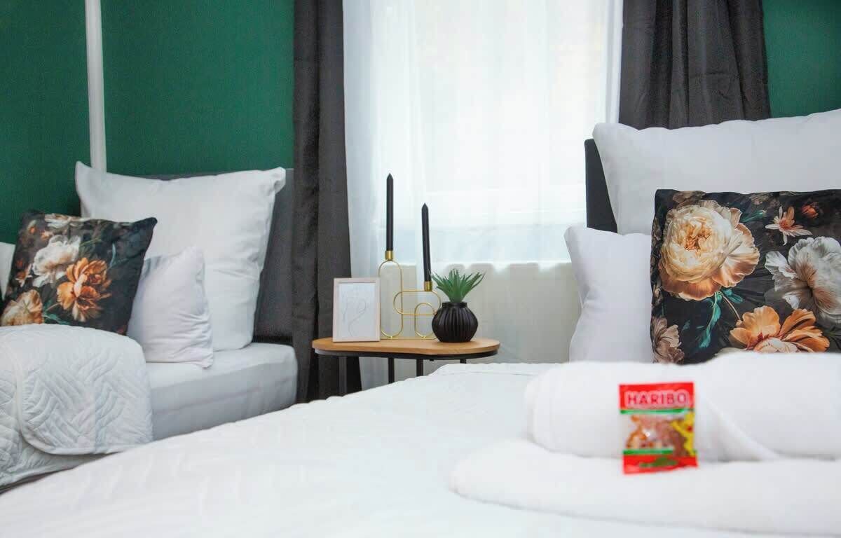 6 makuuhuonetta, työpöytä, Wi-Fi, vuodevaatteet