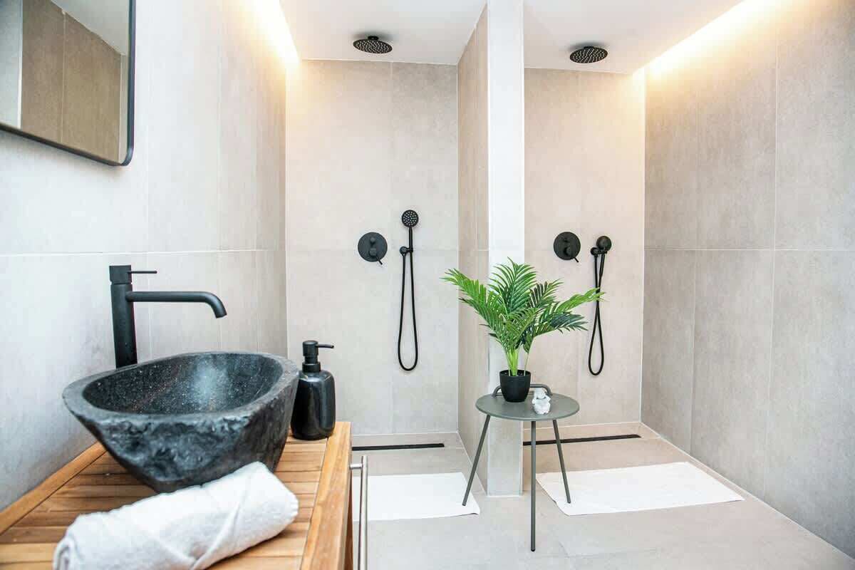 Dusche, kostenlose Toilettenartikel, Haartrockner, Handtücher