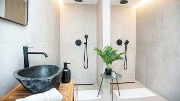 Dusche, kostenlose Toilettenartikel, Haartrockner, Handtücher