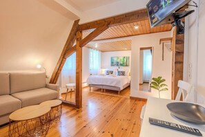 9 bedrooms, desk, WiFi, bed sheets