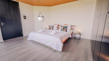 4 Schlafzimmer, Schreibtisch, Reisekinderbett, WLAN