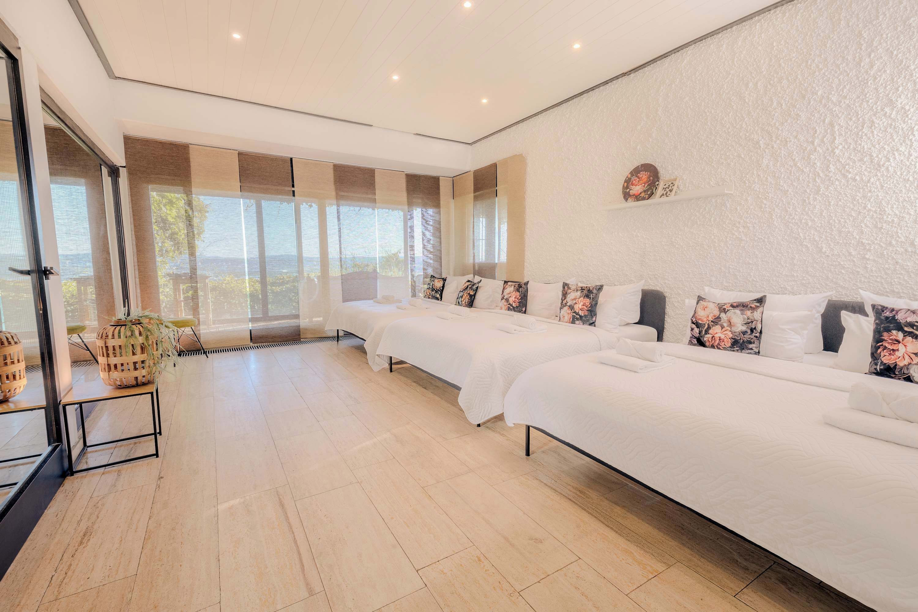 4 Schlafzimmer, Schreibtisch, Reisekinderbett, WLAN