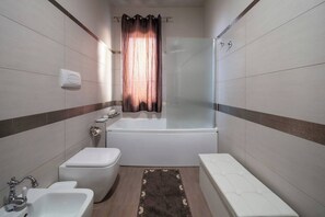 Hair dryer, bidet, towels, soap - Completely renovated apartment designed with attention to detail. (Acquedolci)