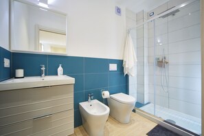 Shower, hair dryer, bidet, towels - Guest house with swimming pool surrounded by greenery, 500 meters from Trentova Bay. (Campania)