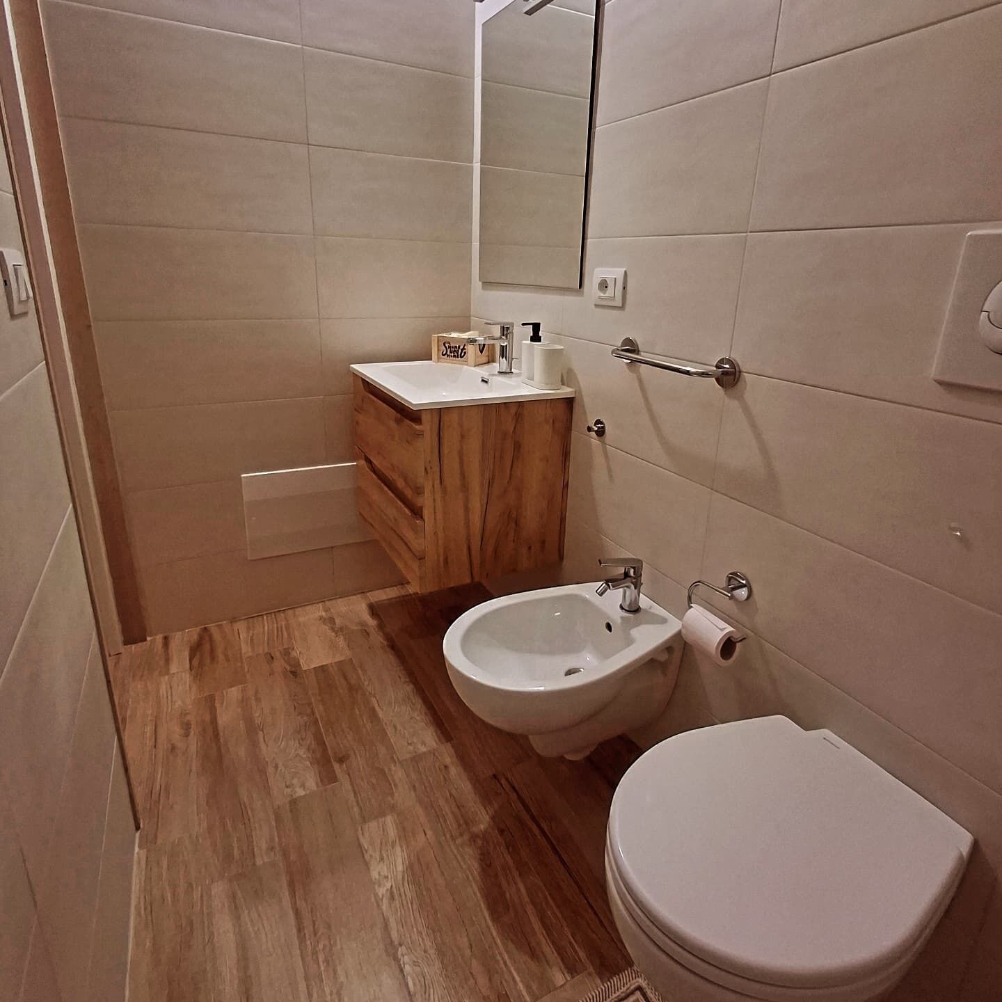 Sèche-cheveux, serviettes fournies, savon, shampoing