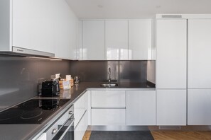 Kylskåp, mikrovågsugn, ugn och kaffe- och tebryggare