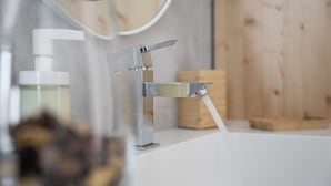 Dusj, hårføner og håndklær