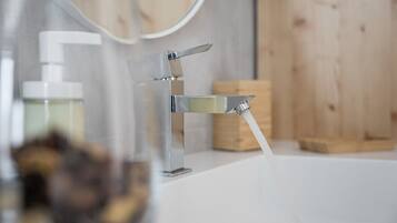 Een douche, een haardroger, handdoeken