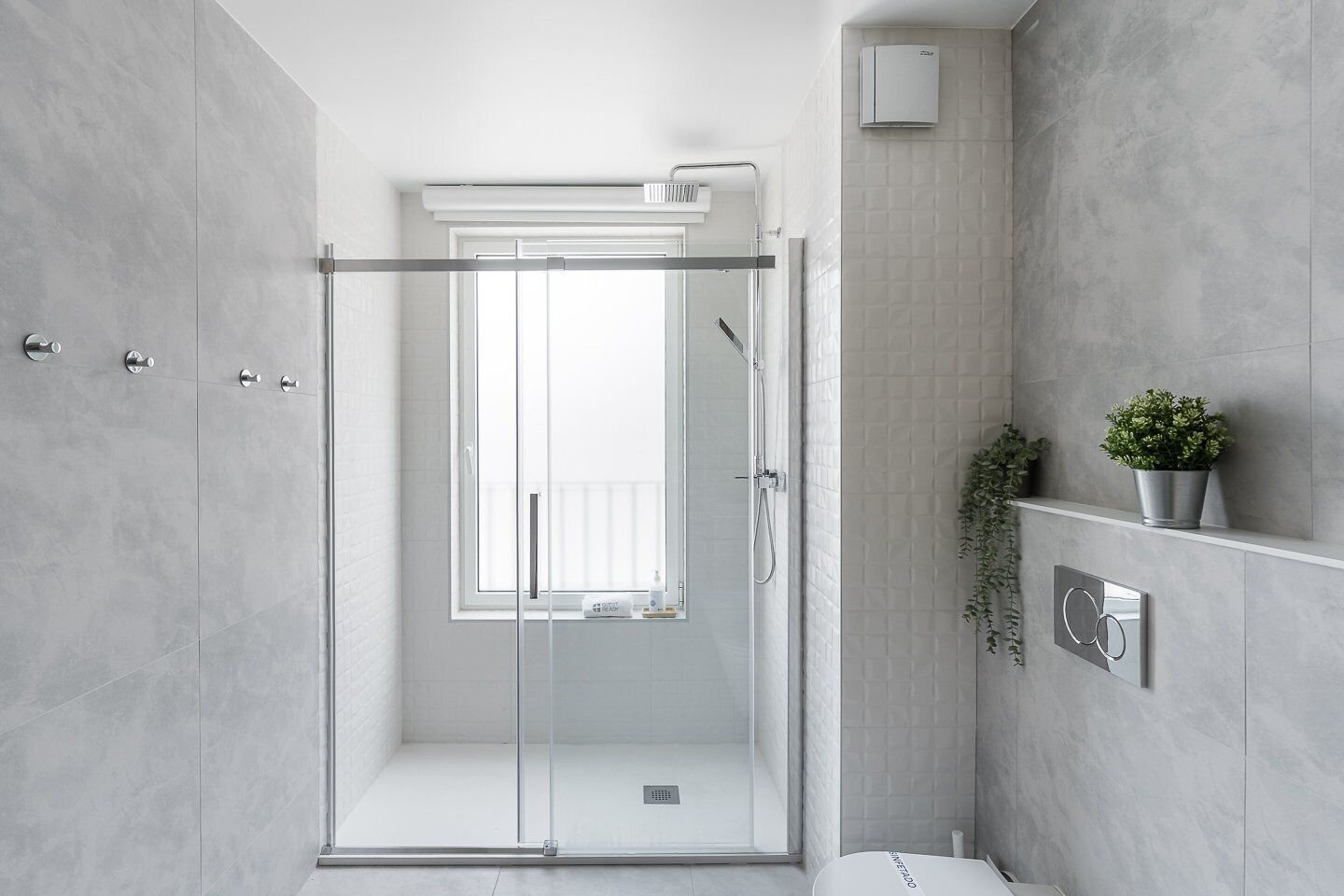 Douche, sèche-cheveux, serviettes fournies