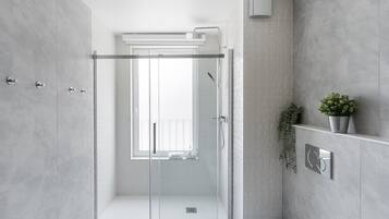 Douche, sèche-cheveux, serviettes fournies