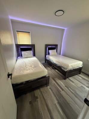 2 habitaciones, tabla de planchar con plancha, wifi y ropa de cama