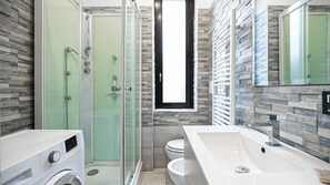 Shower, hair dryer, bidet, towels