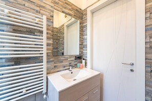 Douche, sèche-cheveux, bidet, serviettes fournies