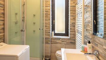 Doccia, asciugacapelli, bidet, asciugamani