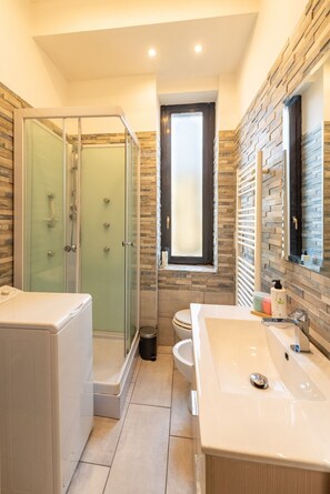 Douche, sèche-cheveux, bidet, serviettes fournies