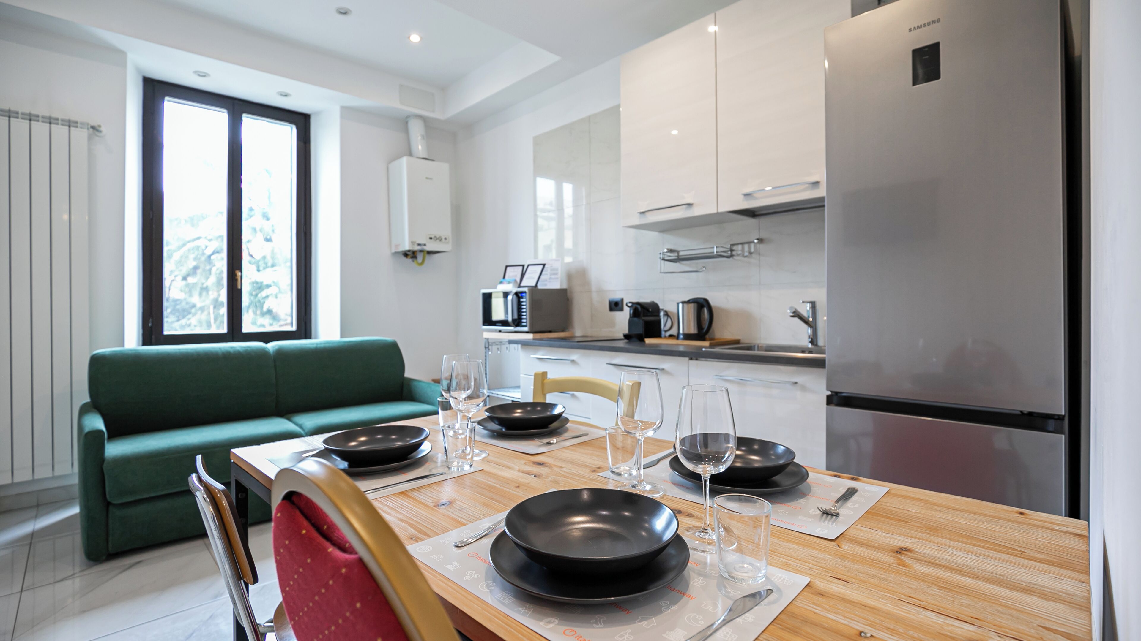 Réfrigérateur, micro-ondes, plaque de cuisson, lave-vaisselle