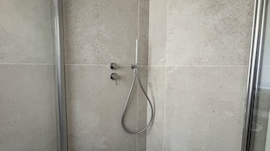 Dusche, Haartrockner, Bidet, Handtücher