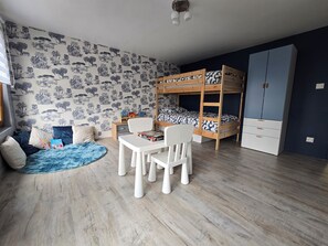 3 slaapkamers, een strijkplank/strijkijzer, wifi, beddengoed