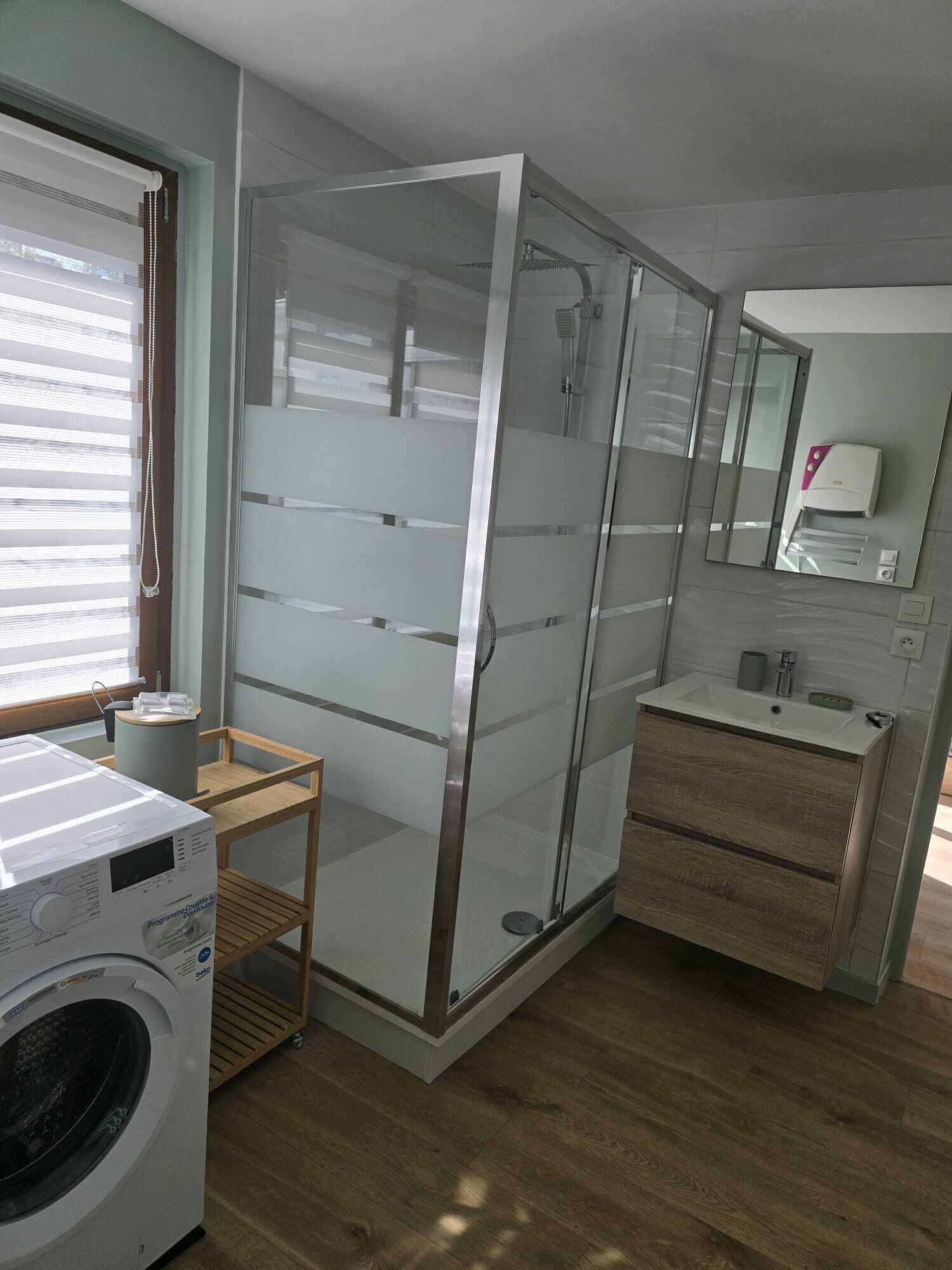 Douche, sèche-cheveux, serviettes fournies, savon