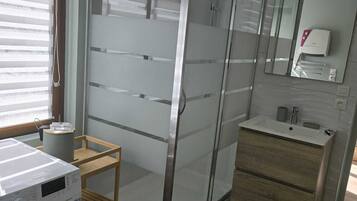 Douche, sĂšche-cheveux, serviettes fournies, savon