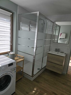 Douche, sèche-cheveux, serviettes fournies, savon