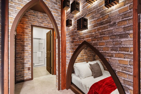 5 makuuhuonetta, työpöytä, silitysrauta/-lauta, vauvan matkasänky