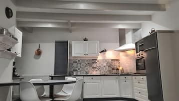 Frigorifero, microonde, forno, piano cottura