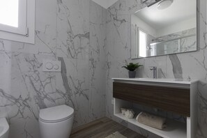 Apartamento, 2 quartos, sacada | Banheiro