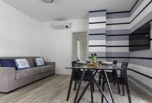 Appartement, 2 chambres, balcon | Salle à manger