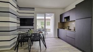 Appartement, 2 chambres, balcon | Salle à manger