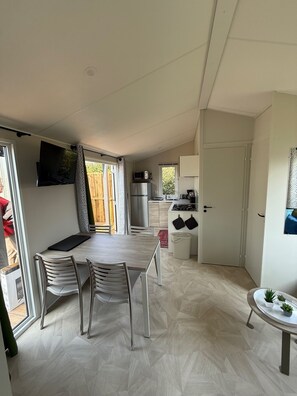 Een microgolfoven, een kookplaat