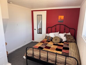 3 slaapkamers, een strijkplank/strijkijzer, gratis wifi, beddengoed