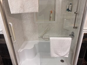 Hiustenkuivaaja, pyyhkeet, saippua, sampoo