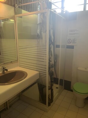 Douche, sèche-cheveux